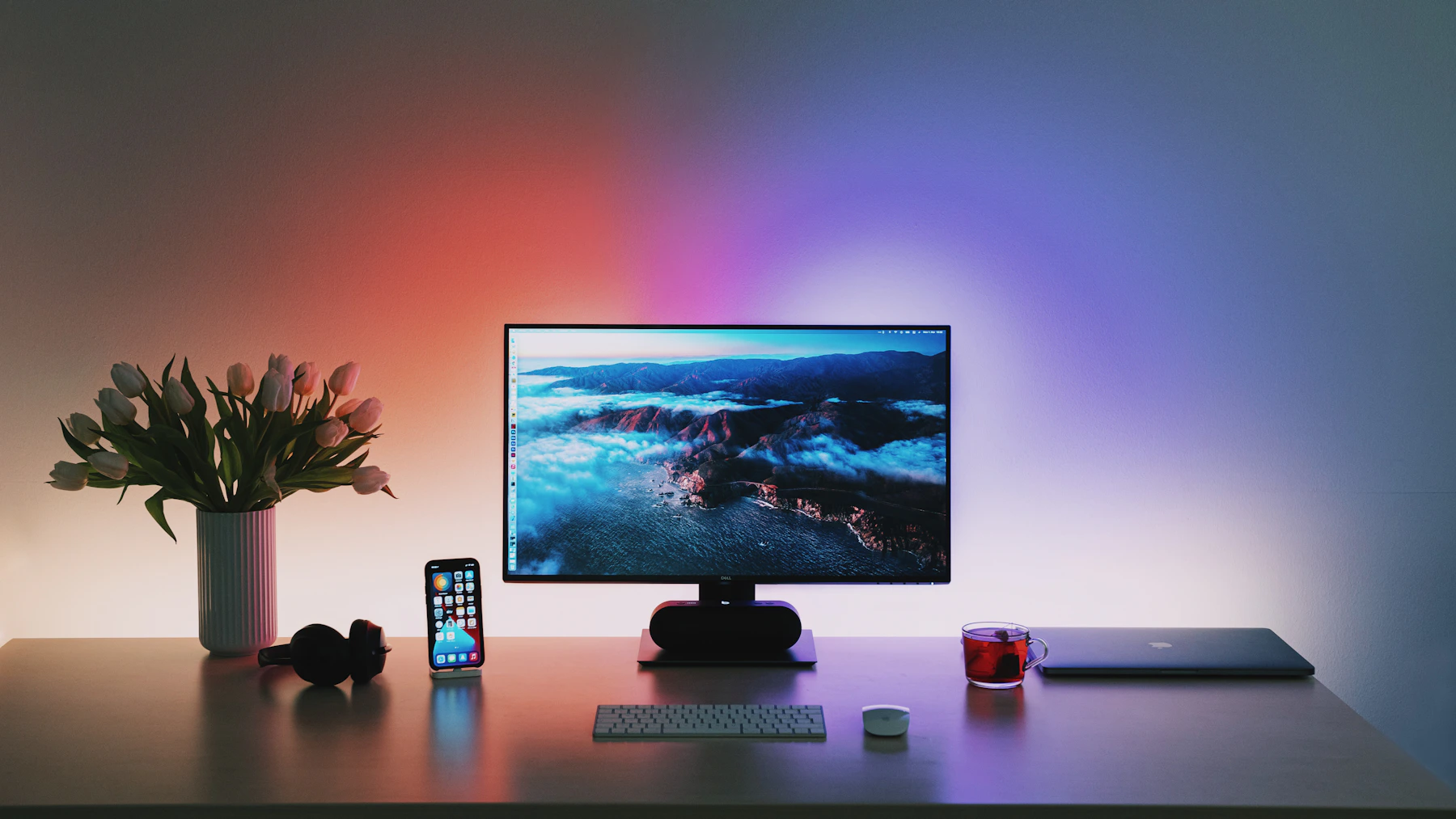 Composição abstrata em rosa e violeta representando sistemas digitais